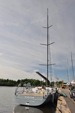 carbon mast aluminum super yacht